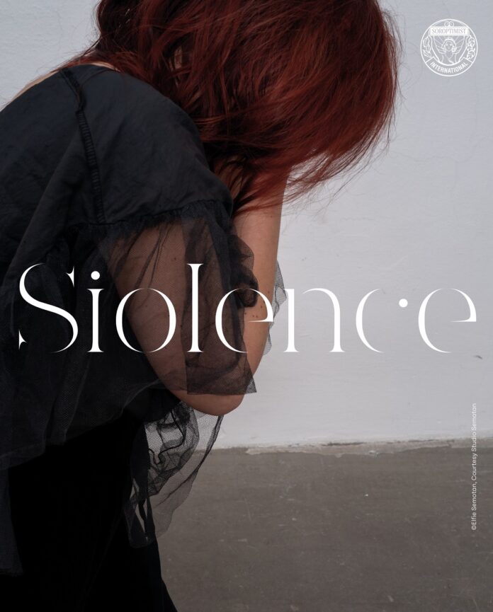 KFMexiko Das Bild zeigt eine Frau mit roten Haaren, die ihr Gesicht versteckt, und den Schriftzug „Siolence