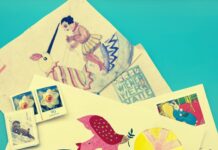 Postcards For The Planet / Kulturforum New York Das Bild zeigt eine bunte Komposition aus mehreren handgefertigten Postkarten, Briefmarken und Collagen-Elementen auf einem leuchtend türkisfarbenen Hintergrund. Die Szene vermittelt eine kreative, friedliche und persönliche Atmosphäre.