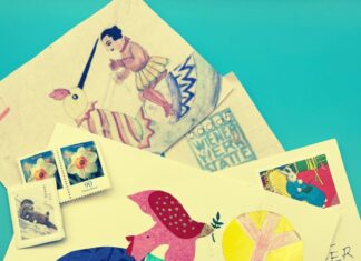 Postcards For The Planet / Kulturforum New York Das Bild zeigt eine bunte Komposition aus mehreren handgefertigten Postkarten, Briefmarken und Collagen-Elementen auf einem leuchtend türkisfarbenen Hintergrund. Die Szene vermittelt eine kreative, friedliche und persönliche Atmosphäre.