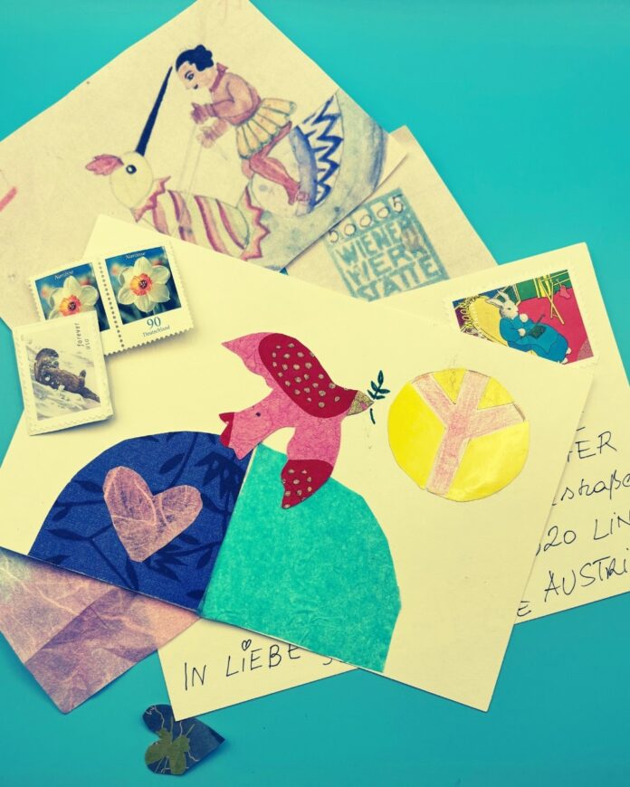 Das Bild zeigt eine bunte Komposition aus mehreren handgefertigten Postkarten, Briefmarken und Collagen-Elementen auf einem leuchtend türkisfarbenen Hintergrund. Die Szene vermittelt eine kreative, friedliche und persönliche Atmosphäre.