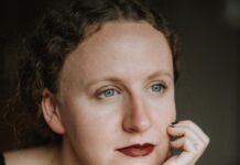 Siljarosa Schletterer: Zwei Talente einer Frau / Podcast wissensArt Auf dem Bild sieht man die Autorin in Nahaufnahme, sie blickt verträumt in die Ferne und stützt den Kopf auf die Hand.