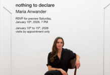 nothing to declare – Maria Anwander / Kulturforum Mexiko Das Bild zeigt einen weißen Galerieraum. In der Mitte sitzt eine Frau auf einem Holzstuhl und blickt direkt in die Kamera. Text im Bild kündigt die Ausstellung „nothing to declare“ von Maria Anwander in der fundación/op.cit. in Mexiko-Stadt an.