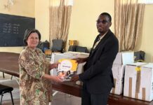 Schulbücherspende des ÖBV / Botschaft Dakar Das Bild zeigt v.l.n.r. Khalil Idriss Johnson (Deutschlehrer), Failiou Diop (Schuldirektor in Thiès), Ibrahima Brousso (Deutschlehrer und Leiter des Senegalesischen Deutschlehrerverbandes) gatte Ndiaye bei der Eröffnung der „Gerhard Roth Leseecke“ am 25. November.