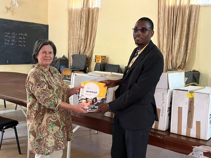 Bild: Gilbert-Pascal Diouf (ÖB Dakar) Das Bild zeigt v.l.n.r. Khalil Idriss Johnson (Deutschlehrer), Failiou Diop (Schuldirektor in Thiès), Ibrahima Brousso (Deutschlehrer und Leiter des Senegalesischen Deutschlehrerverbandes) gatte Ndiaye bei der Eröffnung der „Gerhard Roth Leseecke“ am 25. November.