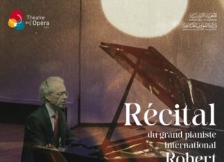 Neujahrskonzert / Botschaft Tunis Das Bild zeigt den Pianisten Robert Lehrbaumer am Klavier mit den Logos der Veranstalter
