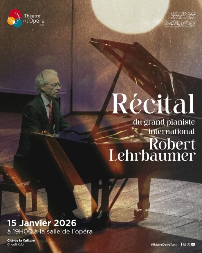 Das Bild zeigt den Pianisten Robert Lehrbaumer am Klavier mit den Logos der Veranstalter