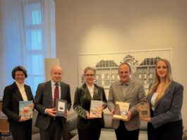 Ukraine Office Austria, Sektion V / OeAD-Kooperationsbüro Lemberg Auf dem Foto sind von links nach rechts Annette Höslinger-Finck, Vasyl Khymynets, Michaela Mayr, Andreas Wenninger, Isabelle Hiller zu sehen.