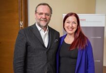 Neues Kooperationsprojekt von Außenministerium und Nationalfonds Auf dem Bild sieht man Sepp Schellhorn und Hannah Lessing nebeneinander stehend und lächelnd in die Kamera blicken.