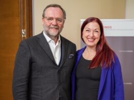 Neues Kooperationsprojekt von Außenministerium und Nationalfonds Auf dem Bild sieht man Sepp Schellhorn und Hannah Lessing nebeneinander stehend und lächelnd in die Kamera blicken.