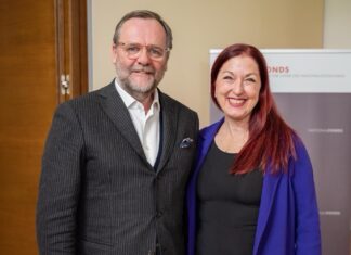 Neues Kooperationsprojekt von Außenministerium und Nationalfonds Auf dem Bild sieht man Sepp Schellhorn und Hannah Lessing nebeneinander stehend und lächelnd in die Kamera blicken.