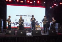 Eröffnung / Kulturforum Accra Es ist die Band Shake Stew auf der Bühne zu sehen. Im Hintergrund das Logo des Kulturforums