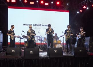 Eröffnung / Kulturforum Accra Es ist die Band Shake Stew auf der Bühne zu sehen. Im Hintergrund das Logo des Kulturforums