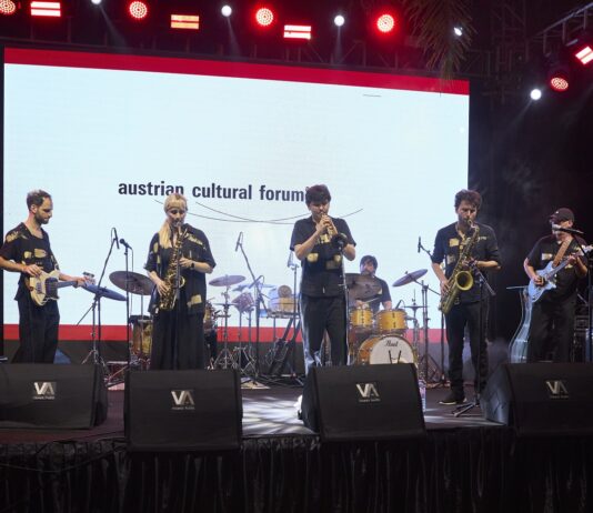 Eröffnung / Kulturforum Accra Es ist die Band Shake Stew auf der Bühne zu sehen. Im Hintergrund das Logo des Kulturforums