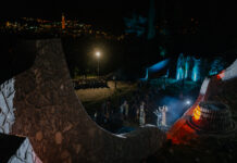 TRÄUMEN FÜR DIE ZUKUNFT / Kulturforum Sarajewo / Innsbruck : Das Bild zeigt die Performance am Partisanenfriedhof bei Nacht. Im Hintergrund die Lichter von Mostar.