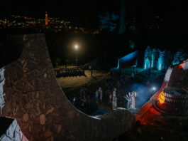 TRÄUMEN FÜR DIE ZUKUNFT / Kulturforum Sarajewo / Innsbruck : Das Bild zeigt die Performance am Partisanenfriedhof bei Nacht. Im Hintergrund die Lichter von Mostar.