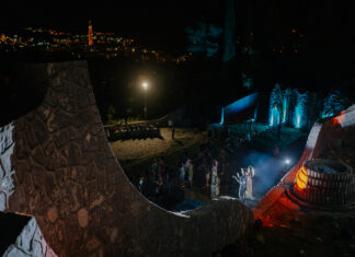 TRÄUMEN FÜR DIE ZUKUNFT / Kulturforum Sarajewo / Innsbruck : Das Bild zeigt die Performance am Partisanenfriedhof bei Nacht. Im Hintergrund die Lichter von Mostar.
