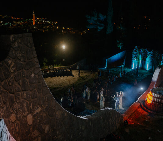 TRÄUMEN FÜR DIE ZUKUNFT / Kulturforum Sarajewo / Innsbruck : Das Bild zeigt die Performance am Partisanenfriedhof bei Nacht. Im Hintergrund die Lichter von Mostar.