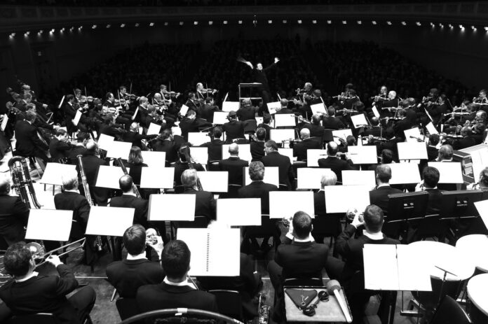 Dieses Bild zeigt Andris Nelsons bei der Leitung des Orchesters der Wiener Staatsoper und der Wiener Philharmoniker im Rahmen der Aufführung von Richard Strauss’ „Salome“ am Samstagabend, 1. März 2014, in der Carnegie Hall. Die Aufführung ist Teil des Festivals Vienna: City of Dreams.