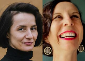 Top Girls- Debütroman / Kulturforum Berlin Das Bild zeigt eine Porträtaufnahme von Ana Drezga und Andrea Schmidt. Links Ana Drezga mit kurzem dunklem Haar und schwarzem Rollkragenpullover vor ockerfarbenem Hintergrund. Rechts Andrea Schmidt lachend mit hochgestelltem Blick, dunklem schulterlangem Haar, pinkem Lippenstift und kreisförmigen Ohrringen vor grünem Hintergrund.