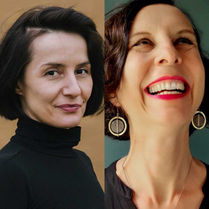 Das Bild zeigt eine Porträtaufnahme von Ana Drezga und Andrea Schmidt. Links Ana Drezga mit kurzem dunklem Haar und schwarzem Rollkragenpullover vor ockerfarbenem Hintergrund. Rechts Andrea Schmidt lachend mit hochgestelltem Blick, dunklem schulterlangem Haar, pinkem Lippenstift und kreisförmigen Ohrringen vor grünem Hintergrund.