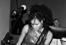 UCHE YARA / Kulturforum Kairo Das Bild zeigt die Künstlerin UCHE YARA mit Gitarre bei einem Konzert