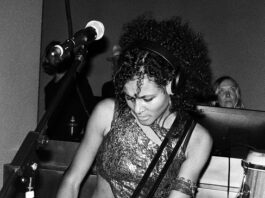 UCHE YARA / Kulturforum Kairo Das Bild zeigt die Künstlerin UCHE YARA mit Gitarre bei einem Konzert