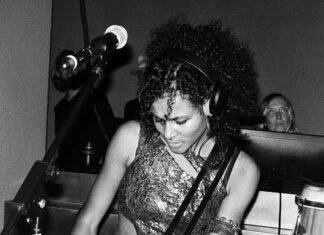 UCHE YARA / Kulturforum Kairo Das Bild zeigt die Künstlerin UCHE YARA mit Gitarre bei einem Konzert