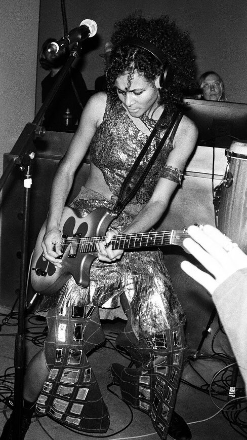 KFKairo Das Bild zeigt die Künstlerin UCHE YARA mit Gitarre bei einem Konzert