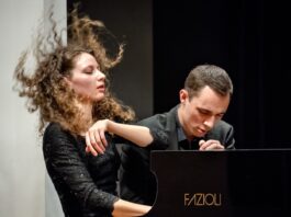 Piano Konzert / Kulturforum London Das Bild zeigt Tereza Gugg-Kalabova und Johannes Gugg am Klavier.