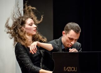 Piano Konzert / Kulturforum London Das Bild zeigt Tereza Gugg-Kalabova und Johannes Gugg am Klavier.