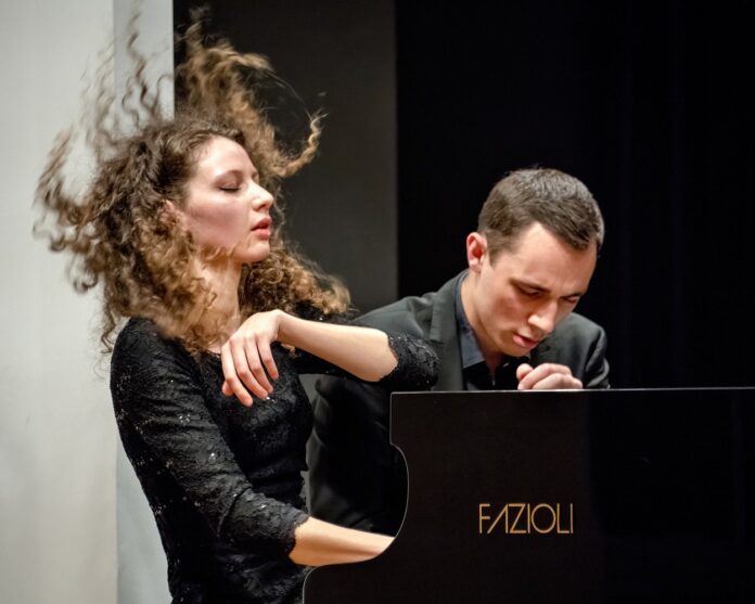 Das Bild zeigt Tereza Gugg-Kalabova und Johannes Gugg am Klavier.