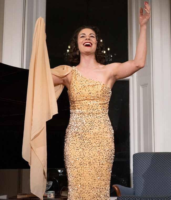 Das Bild zeigt die Sängerin und Schauspielerin Janine Hickl bei der Vorstellung