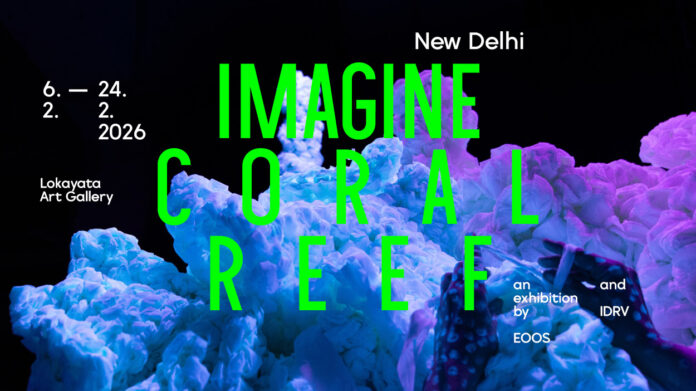 Das Bild zeigt das Poster für die Ausstellung, Titel und im Hintergrund blaue Korallen