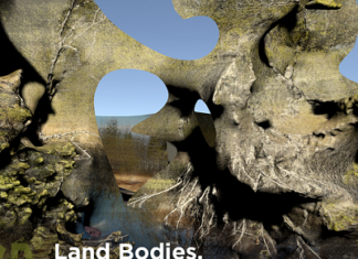 Land Bodies, Decomposing Mass / Kulturforum Ottawa Das Bild zeigt eine digitale, skulpturartige Landschaft mit moosbewachsenen, verwitterten Erd- und Gesteinsformen, durch die Licht und Himmel hindurchscheinen. Im Hintergrund sind Wald und Wasser angedeutet. Über der Landschaft steht der Ausstellungstitel „Land Bodies, Decomposing Mass“ sowie die Namen der teilnehmenden Künstler:innen: Fabian Lanzmaier, Ingrid Bjørnaali, Maria Simmons, Simon Daniel Tegnander Wenzel. Im unteren Teil des Bildes werden die Öffnungsfeier und der Artist Talk am Samstag, 21. Februar, sowie die unterstützenden Institutionen (OCA – Office for Contemporary Art Norway, Österreichische Botschaft Ottawa) angezeigt.