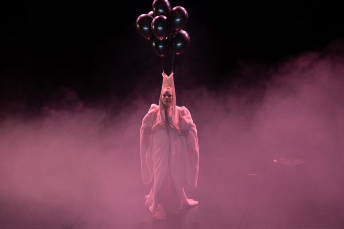 Das Bild zeigt die Tänzerin Susanne Kirnbauer in einem Kostüm und Nebel.