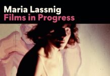 Maria Lassnig: Films in Progress / Kulturforum Prag Das Bild zeigt eine verschwommene Person vor einer abstrakten Projektion in sanften Farben. Sie trägt ein weißes Top und scheint in Bewegung zu sein. Der Titel „Maria Lassnig: Films in Progress“ ist oben in moderner Schrift zu sehen.