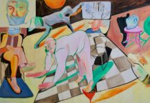 Ausstellung von Alina Sokolova / Kulturforum Prag Ein farbintensives, surreal wirkendes Gemälde zeigt mehrere verfremdete menschliche Figuren in einem Innenraum: In der Mitte kriecht eine nackte Person auf allen Vieren über ein schwarz-weiß kariertes Feld, während andere Figuren mit Masken, übergroßen Händen und unnatürlichen Körperhaltungen um sie herum angeordnet sind. Die Szene wirkt traumartig und beunruhigend, mit starken Kontrasten in Orange, Grün und Rosa sowie verstreuten Objekten wie Stühlen, einem Tisch und isoliert dargestellten Händen im Hintergrund.