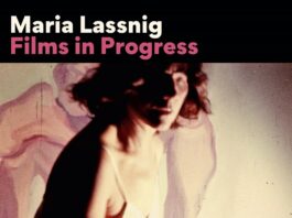 Maria Lassnig: Films in Progress / Kulturforum Prag Das Bild zeigt eine verschwommene Person vor einer abstrakten Projektion in sanften Farben. Sie trägt ein weißes Top und scheint in Bewegung zu sein. Der Titel „Maria Lassnig: Films in Progress“ ist oben in moderner Schrift zu sehen.