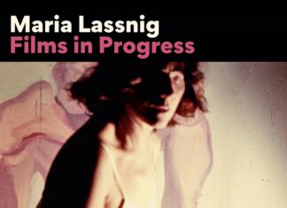 Maria Lassnig: Films in Progress / Kulturforum Prag Das Bild zeigt eine verschwommene Person vor einer abstrakten Projektion in sanften Farben. Sie trägt ein weißes Top und scheint in Bewegung zu sein. Der Titel „Maria Lassnig: Films in Progress“ ist oben in moderner Schrift zu sehen.