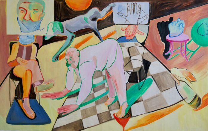 Ein farbintensives, surreal wirkendes Gemälde zeigt mehrere verfremdete menschliche Figuren in einem Innenraum: In der Mitte kriecht eine nackte Person auf allen Vieren über ein schwarz-weiß kariertes Feld, während andere Figuren mit Masken, übergroßen Händen und unnatürlichen Körperhaltungen um sie herum angeordnet sind. Die Szene wirkt traumartig und beunruhigend, mit starken Kontrasten in Orange, Grün und Rosa sowie verstreuten Objekten wie Stühlen, einem Tisch und isoliert dargestellten Händen im Hintergrund.