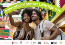 Sprachenschwerpunkt / Kulturforum Pretoria Das Bild zeigt in der Mitte und sehr präsente zwei junge Menschen (Frau und Mann), die ein Selfie machen, darüber steht in großen Lettern und im Halbkreis: „International Mother Language Day“; dahinter kann man sehr verschwommen eine Gasse mit vielen bunten Fahnen sehen. Darunter sind viele Logos der teilnehmenden Institutionen zu sehen, darunter Österreichische Botschaft und Österreichisches Kulturforum Pretoria.