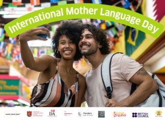 Sprachenschwerpunkt / Kulturforum Pretoria Das Bild zeigt in der Mitte und sehr präsente zwei junge Menschen (Frau und Mann), die ein Selfie machen, darüber steht in großen Lettern und im Halbkreis: „International Mother Language Day“; dahinter kann man sehr verschwommen eine Gasse mit vielen bunten Fahnen sehen. Darunter sind viele Logos der teilnehmenden Institutionen zu sehen, darunter Österreichische Botschaft und Österreichisches Kulturforum Pretoria.