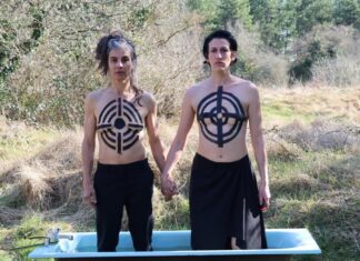 Why „We Should All Be Feminists”/ Kulturforum Zagreb Das Bild zeigt zwei nackte Frauen mit aufgemalten Zielscheiben auf ihren Körpern, die händehaltend in einer Badewanne in der Natur stehen