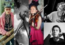 Melting Pot + Symre / Botschaft Oslo Das Bild ist eine Collage aus fünf nebeneinander angeordneten Porträts von Musikerinnen und Musikern. Jede Person ist einzeln zu sehen, teilweise in Farbe, teilweise in Schwarz-Weiß. Ganz links steht Sofia Salvo mit zwei kleinen Duttfrisuren und Pony. Sie trägt runde, rosafarbene Sonnenbrille, eine rosa Jacke und ein gemustertes Oberteil in Schwarz und Weiß. Um den Hals hängt ein Saxophon, das sie mit beiden Händen hält. Der Hintergrund wirkt weich und leicht unscharf. Daneben ist in Schwarz-Weiß Henrik Sandstad Dalen mit Glatze und kurzem Bart zu sehen. Er lächelt leicht und hält einen Kontrabass, dessen großer, runder Korpus im Vordergrund sichtbar ist. Der Hintergrund wirkt wie eine Backsteinwand. In der Mitte steht Kasia Kapela in einem pinken Kleid. Sie spielt eine Geige und hat die Augen geschlossen. Ihr Haar ist zurückgebunden. Rechts daneben sieht man in Schwarz-Weiß Judith Schwarz mit kurzen, gewellten Haaren. Sie sitzt am Schlagzeug, hält einen Drumstick in der Hand und schaut konzentriert leicht nach unten. Ganz rechts unten ist ein weiteres Schwarz-Weiß-Porträt. Alex Koo mit kurzen Haaren stützt den Kopf mit einer Hand ab und blickt direkt in die Kamera.