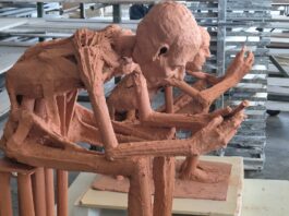 Rosmarie Lukasser: Gespenstische Performance / Podcast wissensArt Das Bild zeigt die Lehmfiguren der Künstlerin.