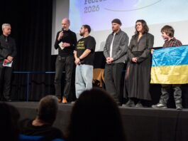 Europäisches Filmfestival 2026 / EUNIC Austria Auf der Bühne sind der Regisseur und andere Mitwirkende des Film und ein Kind mit Ukrainefahne sowie ein Sprecher des Stadtkinos zu sehen