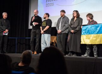Europäisches Filmfestival 2026 / EUNIC Austria Auf der Bühne sind der Regisseur und andere Mitwirkende des Film und ein Kind mit Ukrainefahne sowie ein Sprecher des Stadtkinos zu sehen