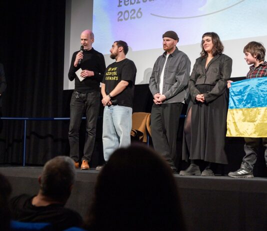 Europäisches Filmfestival 2026 / EUNIC Austria Auf der Bühne sind der Regisseur und andere Mitwirkende des Film und ein Kind mit Ukrainefahne sowie ein Sprecher des Stadtkinos zu sehen
