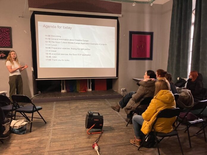 Das Bild zeigt die Eröffnung des Workshops durch den EUNIC Moldova Vorsitz Dänemark.