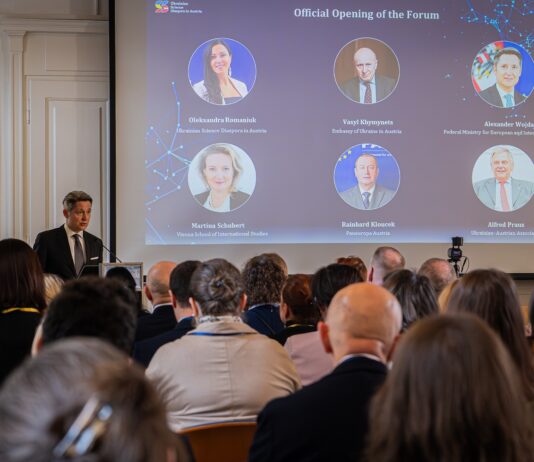 Wissenschaftsdiplomatie mit der Ukraine / Ukraine Office Austria, Sektion V/OeAD-Kooperationsbüro Lemberg Auf dem Foto begrüßt Abteilungsleiter Alexander Wojda die Teilnehmenden im Namen des Ukraine Office Austria und des Österreichischen Außenministeriums